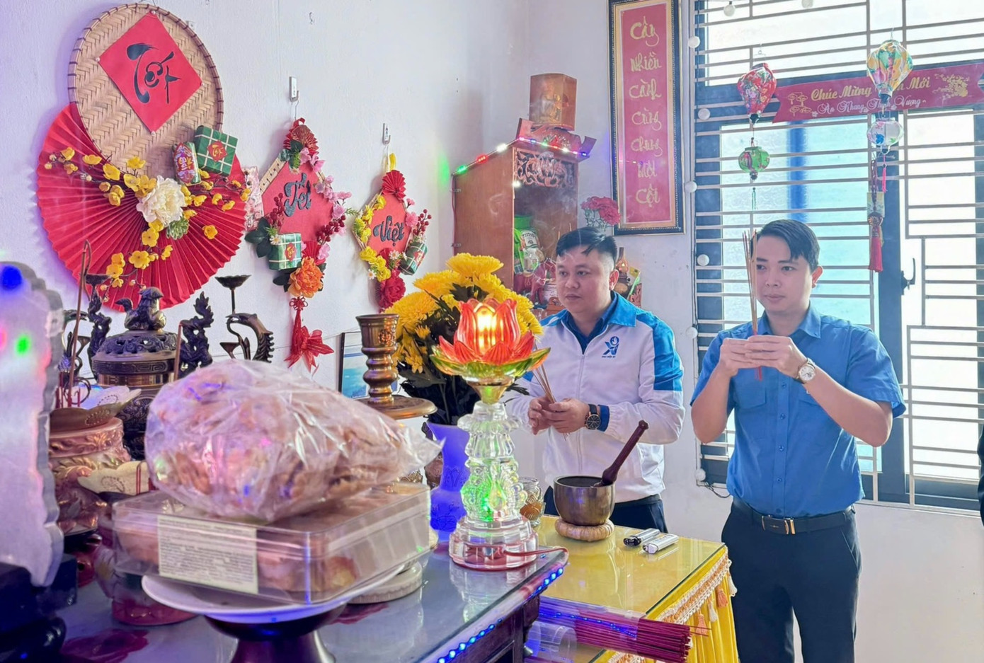 Dâng hương tưởng niệm các Anh hùng liệt sĩ đã hy sinh vì độc lập tự do của Tổ quốc. Dâng hương tưởng niệm các Anh hùng liệt sĩ đã hy sinh vì độc lập tự do của Tổ quốc.