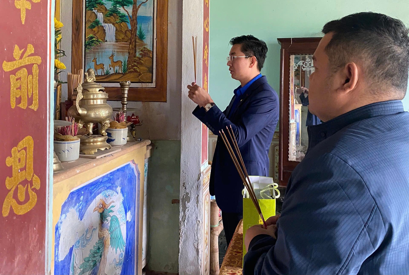 Dâng hương tưởng niệm các Anh hùng liệt sĩ đã hy sinh vì độc lập tự do của Tổ quốc. Dâng hương tưởng niệm các Anh hùng liệt sĩ đã hy sinh vì độc lập tự do của Tổ quốc.