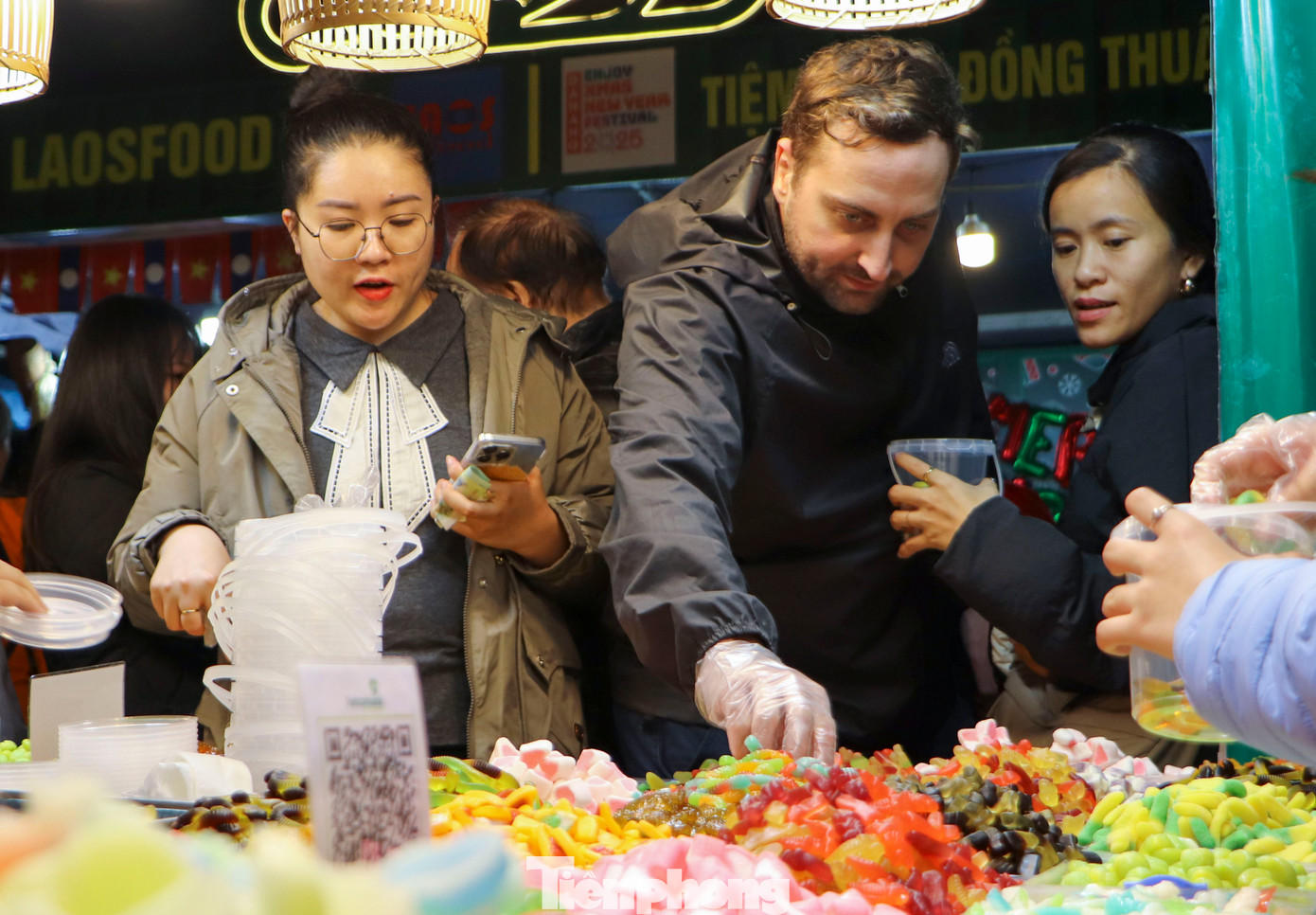 Jonas - du khách đến từ Đức chia sẻ: “Những món ăn ở đây mang hương vị tuyệt vời và vô cùng ngon miệng. Tôi thật sự rất vui và hạnh phúc khi được du lịch tại đất nước Việt Nam xinh đẹp này”.