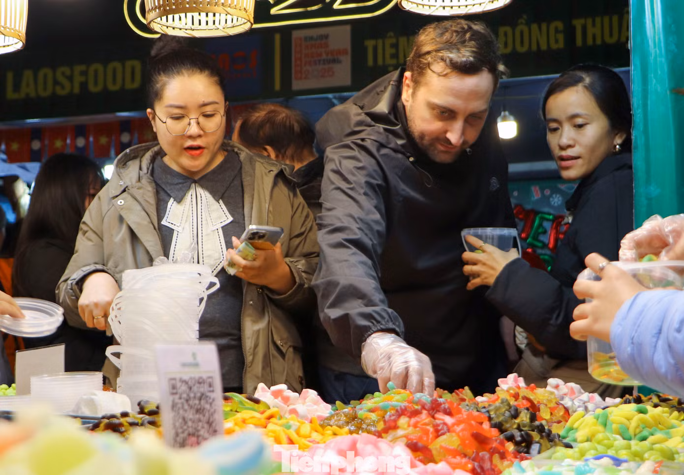 Jonas - du khách đến từ Đức chia sẻ: “Những món ăn ở đây mang hương vị tuyệt vời và vô cùng ngon miệng. Tôi thật sự rất vui và hạnh phúc khi được du lịch tại đất nước Việt Nam xinh đẹp này”.
