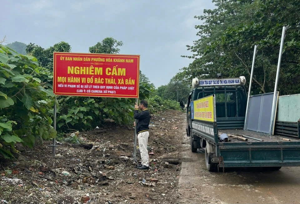 Đặt bảng cấm và bắt camera giám sát nhằm ngăn chặn hành vi đổ trộm rác thải, xà bần.