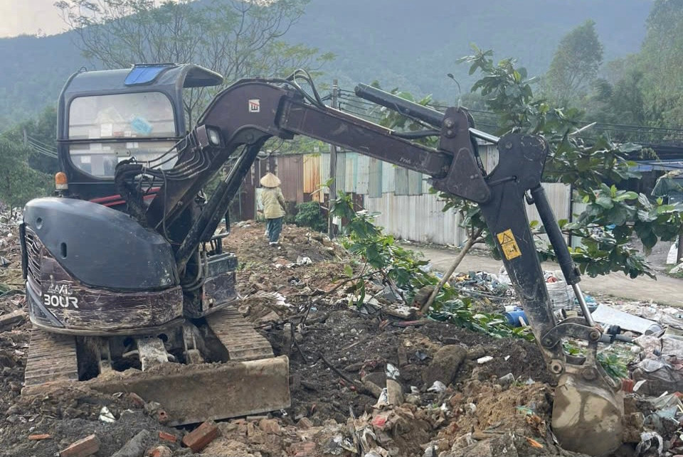 UBND phường đã thuê xe múc dọn dẹp giá hạ xà bần đỗ lén lút tại khu vực trên.