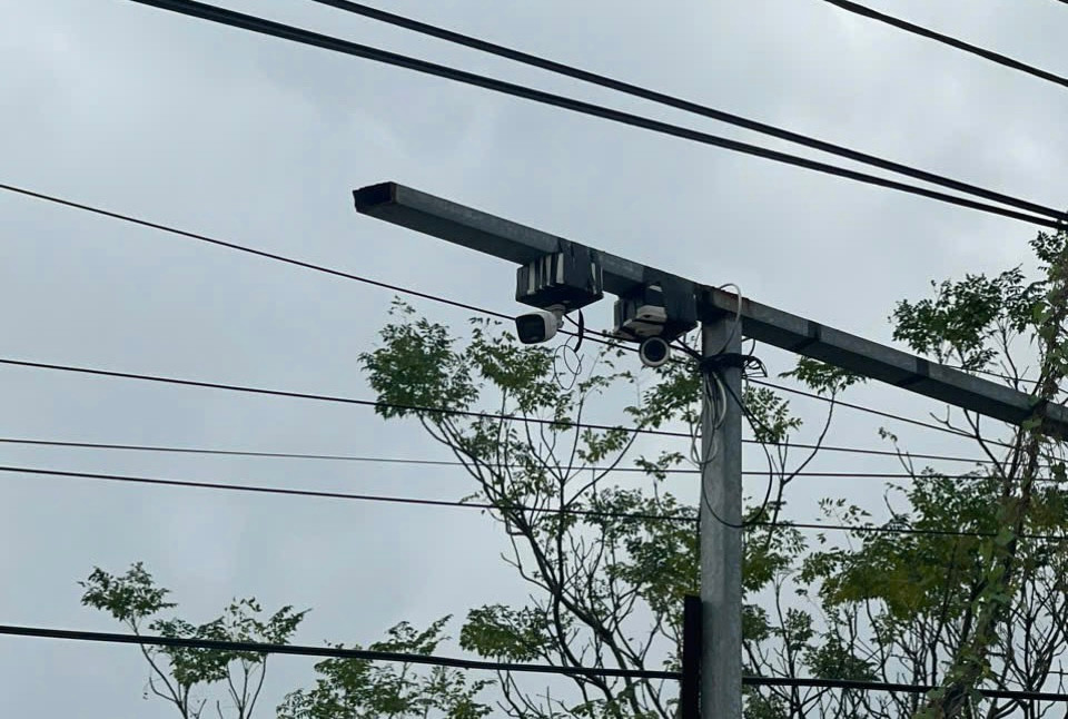 Đặt bảng cấm và bắt camera giám sát nhằm ngăn chặn hành vi đổ trộm rác thải, xà bần.