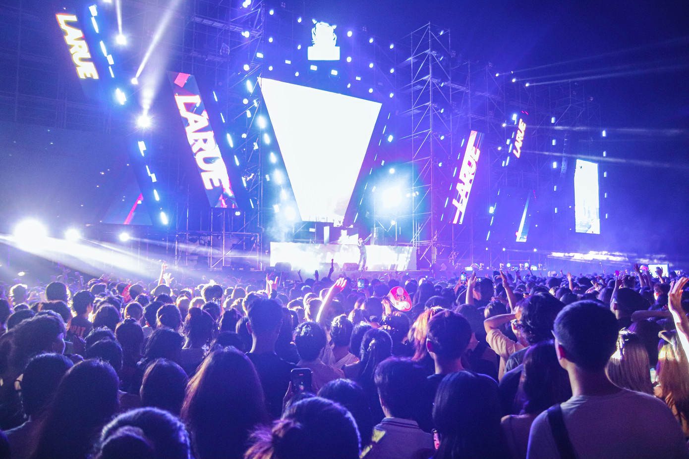 Đêm đại nhạc hội đã mang đến nhiều màn biểu diễn drone show bầu trời đầy hấp dẫn, tạo nên một bữa tiệc âm nhạc với những màn trình diễn vô cùng mãn nhãn, khuấy động không khí mùa hè tại thành phố biển Đà Nẵng.