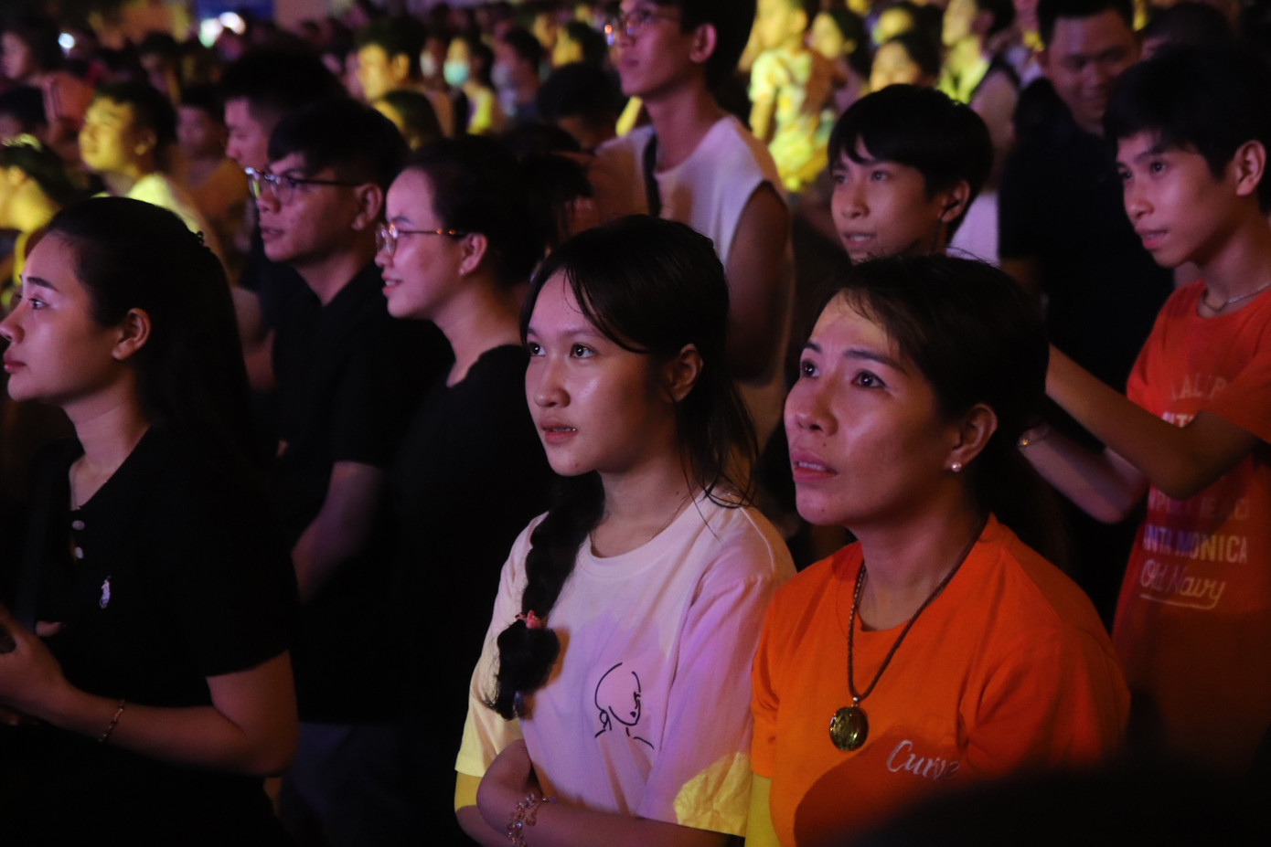 Bạn Nguyễn Thùy Trinh cùng mẹ đi xem không thể rời mắt trước trước màn trình diễn drone. “Để có chỗ đứng đẹp em cùng mẹ phải đi từ rất sớm, đây cũng là lần đầu tiên em được xem tận mắt như thế này. Thật sự rất bất ngờ vì không nghĩ những màn trình diễn drone lại đẹp đến như vậy. Cả bầu trời Đà Nẵng rực rỡ bởi ánh sáng của hàng nghìn chiếc drone khiến mình không thể rời mắt”, Thùy Trinh chia sẻ.