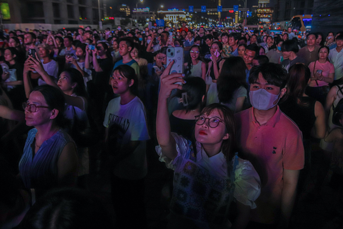 Nhiều bạn trẻ thích thú ghi lại những khoảnh khắc khi lần đầu tiên được chứng kiến.