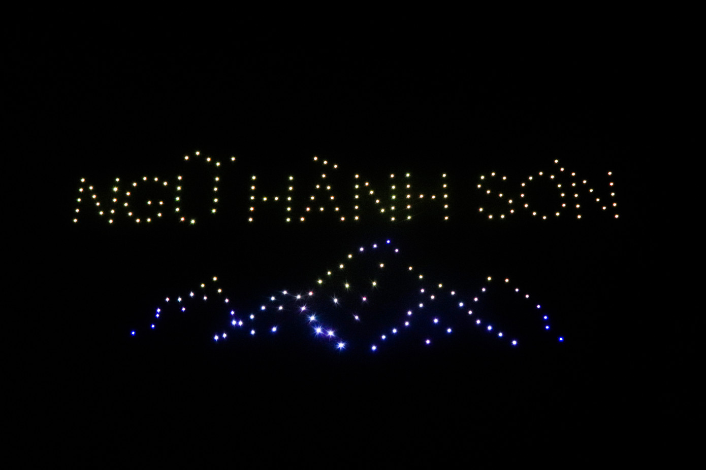 Những hình ảnh tuyệt đẹp về các địa điểm, các cây cầu nổi tiếng ở Đà Nẵng được vẽ lên bầu trời khiến nhiều người thích thú.