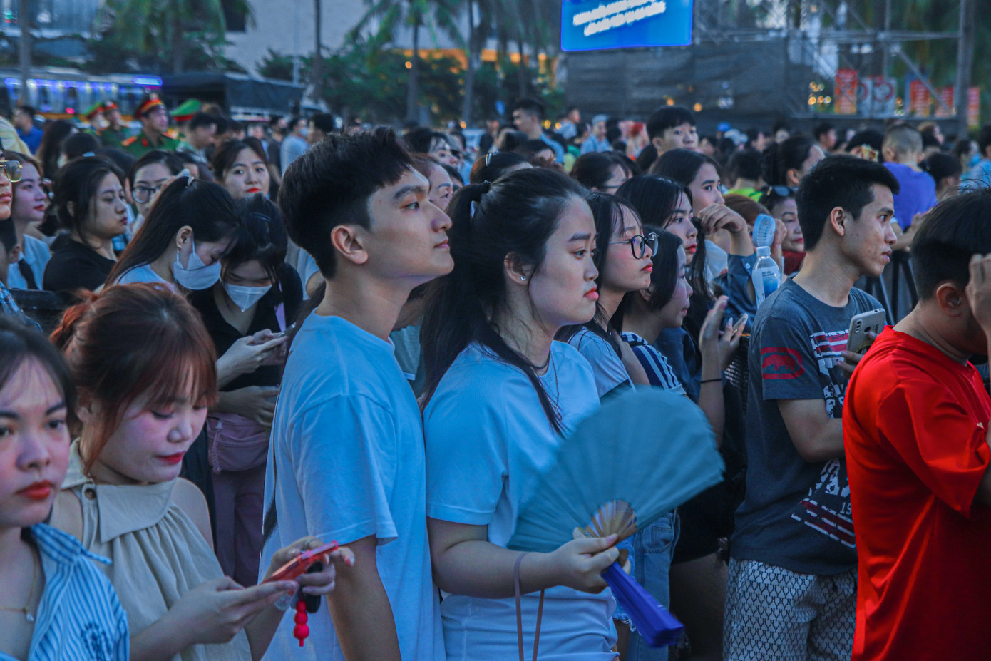 Hàng nghìn người dân, du khách tập trung về công viên Biển Đông, quận Sơn Trà từ rất sớm để xem trình diễn drone lần đầu tiên xuất hiện ở Đà Nẵng.