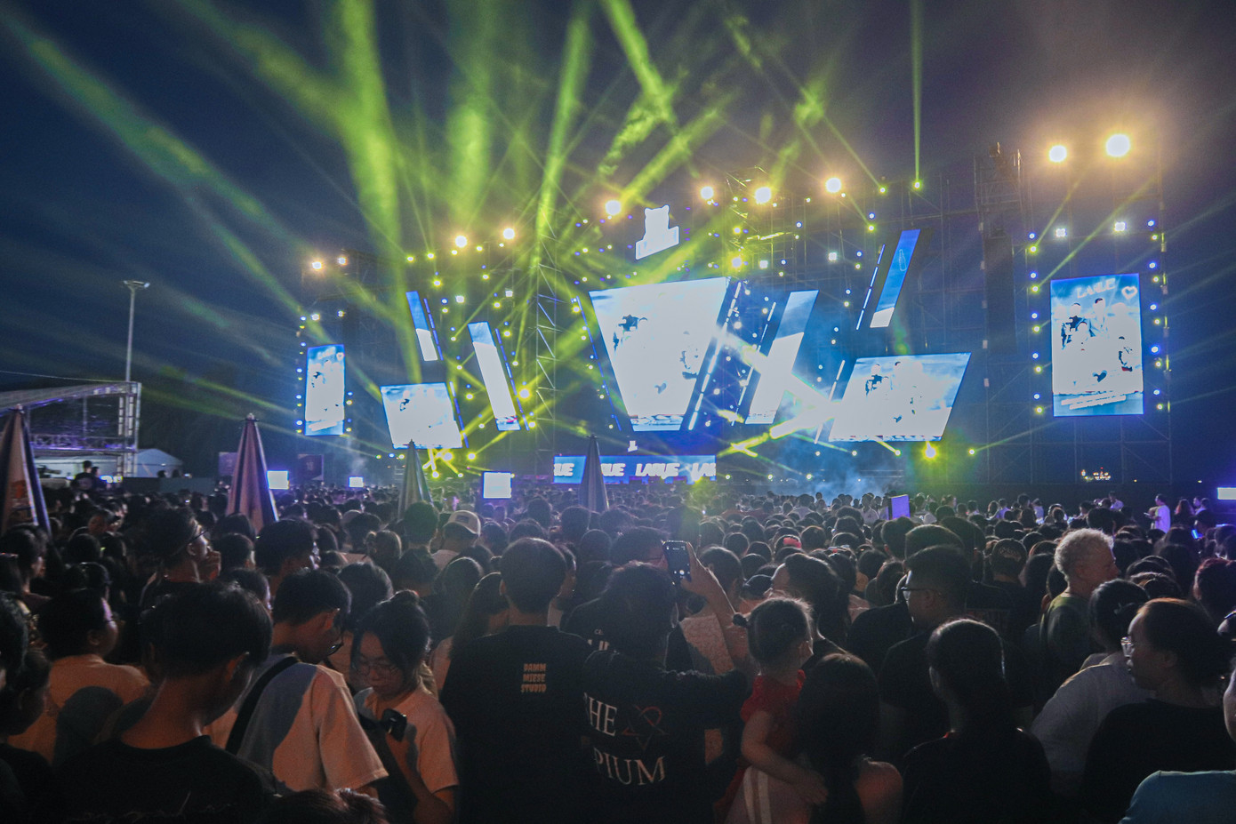 Đêm đại nhạc hội đã mang đến nhiều màn biểu diễn drone show bầu trời đầy hấp dẫn, tạo nên một bữa tiệc âm nhạc với những màn trình diễn vô cùng mãn nhãn, khuấy động không khí mùa hè tại thành phố biển Đà Nẵng.