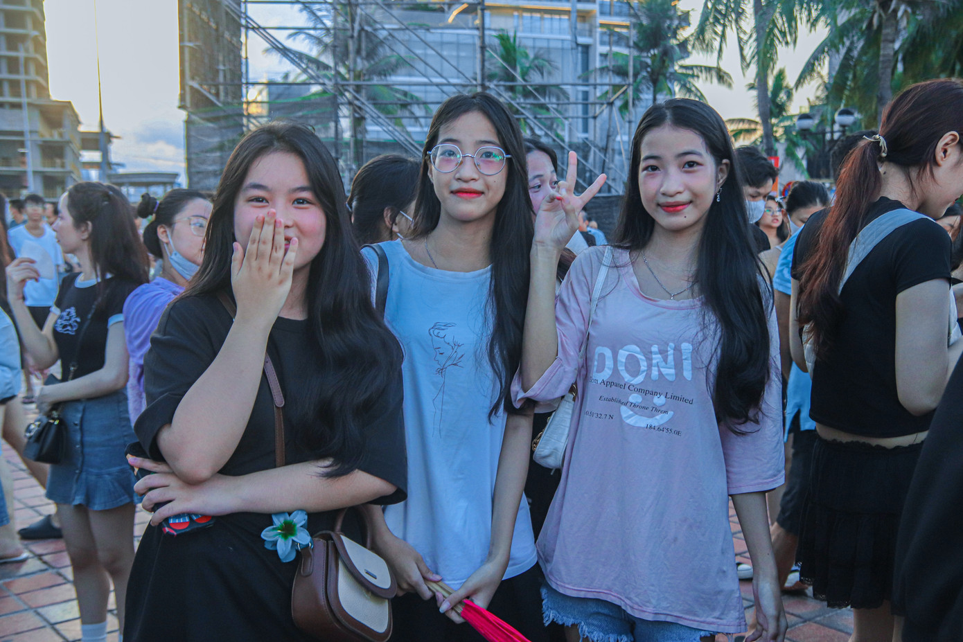 Hàng nghìn người dân, du khách tập trung về công viên Biển Đông, quận Sơn Trà từ rất sớm để xem trình diễn drone lần đầu tiên xuất hiện ở Đà Nẵng.