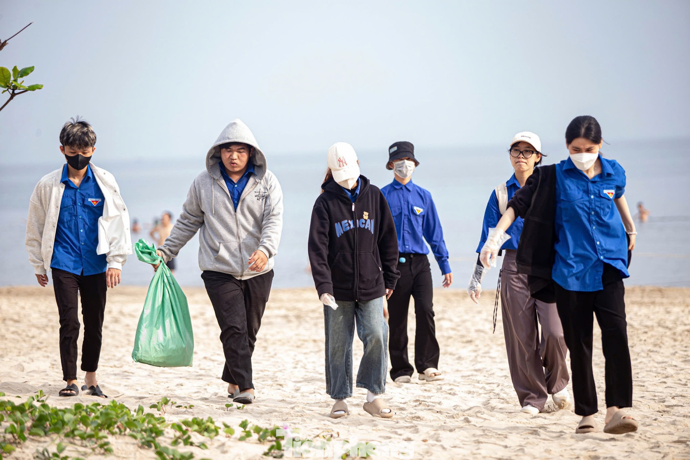 Bạn Trương Thị Diễm My (Trường Du lịch – Đại học Duy Tân) đã đồng hành với chương trình ba năm liên tiếp. “Qua từng năm, mình thấy bãi biển sạch hơn, đẹp hơn. Điều đó không chỉ tạo thiện cảm với du khách mà còn khẳng định sức hút bền vững của du lịch Đà Nẵng” - Diễm My chia sẻ. Bạn Trương Thị Diễm My (Trường Du lịch – Đại học Duy Tân) đã đồng hành với chương trình ba năm liên tiếp. “Qua từng năm, mình thấy bãi biển sạch hơn, đẹp hơn. Điều đó không chỉ tạo thiện cảm với du khách mà còn khẳng định sức hút bền vững của du lịch Đà Nẵng” - Diễm My chia sẻ.