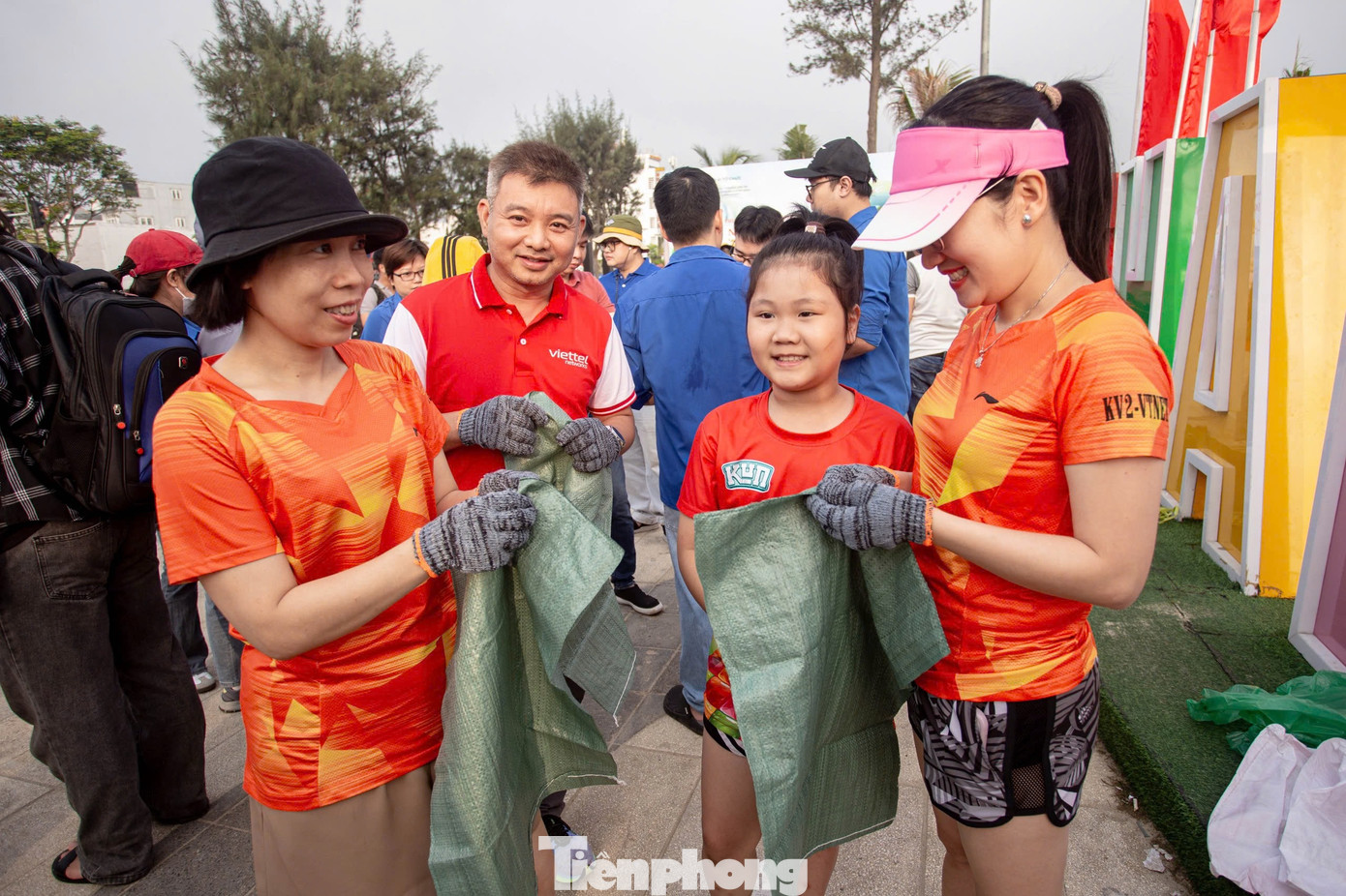 Các tình nguyện viên theo đơn vị hoặc chia thành từng nhóm nhỏ, mang theo bao đựng rác, bao tay và kẹp để thu gom rác ở khu vực bãi cát ven biển dọc tuyến đường Nguyễn Tất Thành. Các tình nguyện viên theo đơn vị hoặc chia thành từng nhóm nhỏ, mang theo bao đựng rác, bao tay và kẹp để thu gom rác ở khu vực bãi cát ven biển dọc tuyến đường Nguyễn Tất Thành.