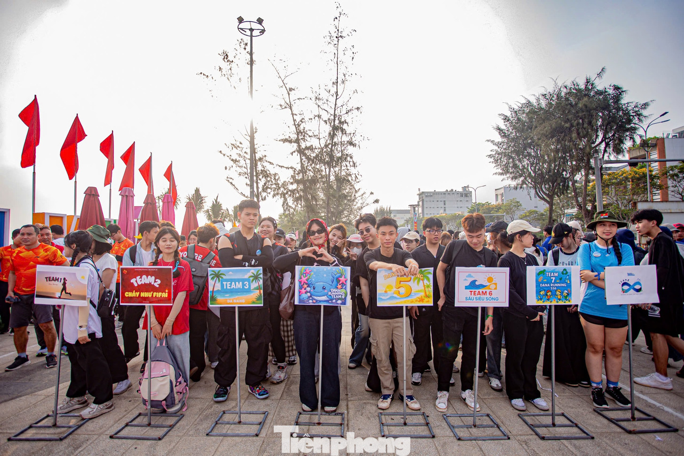 Hơn 600 tình nguyện viên, sinh viên và thành viên các câu lạc bộ, hội nhóm đã cùng hội tụ và lan tỏa mạnh mẽ thông điệp bảo vệ môi trường biển tại chương trình. Hơn 600 tình nguyện viên, sinh viên và thành viên các câu lạc bộ, hội nhóm đã cùng hội tụ và lan tỏa mạnh mẽ thông điệp bảo vệ môi trường biển tại chương trình.