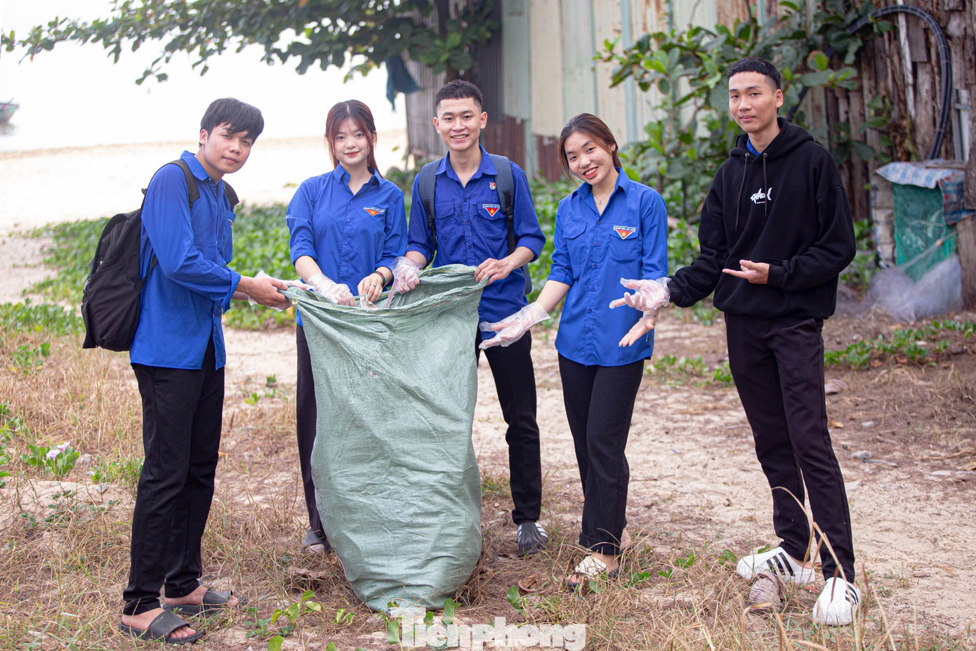 Bạn Trương Thị Diễm My (Trường Du lịch – Đại học Duy Tân) đã đồng hành với chương trình ba năm liên tiếp. “Qua từng năm, mình thấy bãi biển sạch hơn, đẹp hơn. Điều đó không chỉ tạo thiện cảm với du khách mà còn khẳng định sức hút bền vững của du lịch Đà Nẵng” - Diễm My chia sẻ. Bạn Trương Thị Diễm My (Trường Du lịch – Đại học Duy Tân) đã đồng hành với chương trình ba năm liên tiếp. “Qua từng năm, mình thấy bãi biển sạch hơn, đẹp hơn. Điều đó không chỉ tạo thiện cảm với du khách mà còn khẳng định sức hút bền vững của du lịch Đà Nẵng” - Diễm My chia sẻ.