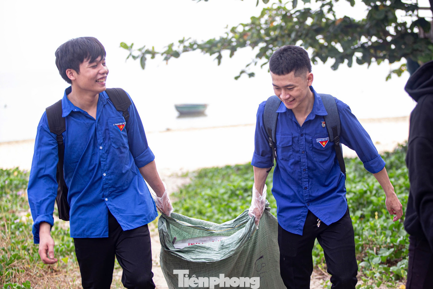 Bạn Trương Thị Diễm My (Trường Du lịch – Đại học Duy Tân) đã đồng hành với chương trình ba năm liên tiếp. “Qua từng năm, mình thấy bãi biển sạch hơn, đẹp hơn. Điều đó không chỉ tạo thiện cảm với du khách mà còn khẳng định sức hút bền vững của du lịch Đà Nẵng” - Diễm My chia sẻ. Bạn Trương Thị Diễm My (Trường Du lịch – Đại học Duy Tân) đã đồng hành với chương trình ba năm liên tiếp. “Qua từng năm, mình thấy bãi biển sạch hơn, đẹp hơn. Điều đó không chỉ tạo thiện cảm với du khách mà còn khẳng định sức hút bền vững của du lịch Đà Nẵng” - Diễm My chia sẻ.