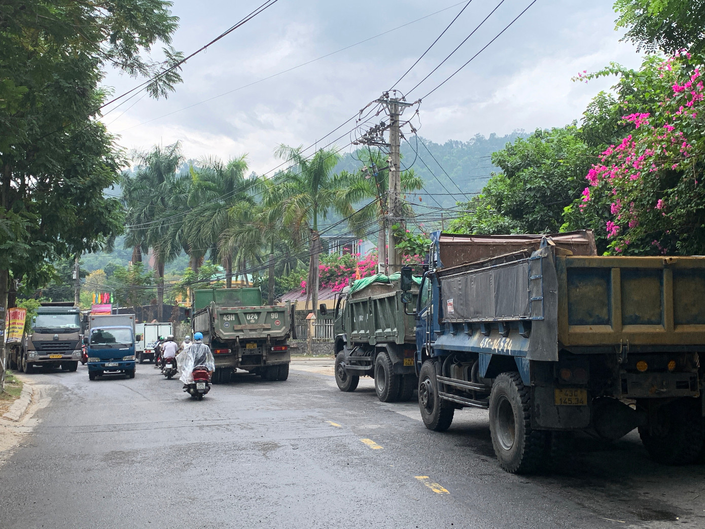 Ông Phan Ngọc Phương – Tổ phó tổ 37 (phường Hòa Phát) cho biết: Tuyến đường Lê Trọng Tấn nhiều xe tải, xe ben chạy ra vào mỏ đá khiến đường nhanh hư hỏng, xuống cấp, người dân sống cạnh đây phải hít bụi mỗi ngày. Dù đã phản ánh lên chính quyền địa phương nhiều lần nhưng đến nay tình trạng này vẫn chưa được xử lý.