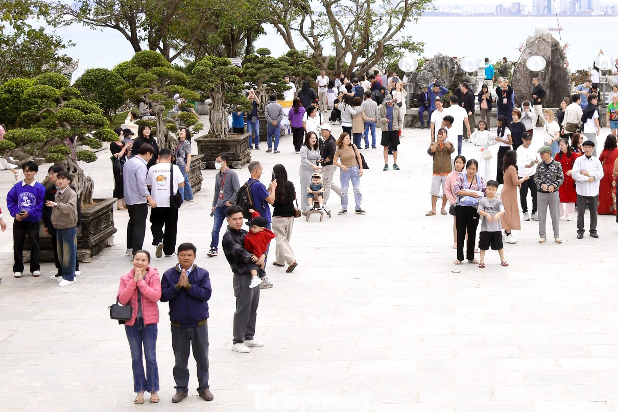 Chùa Linh Ứng Bãi Bụt từ lâu đã được nhiều người dân và du khách thập phương chọn làm điểm đến cầu xin may mắn trong mỗi dịp lễ lớn.