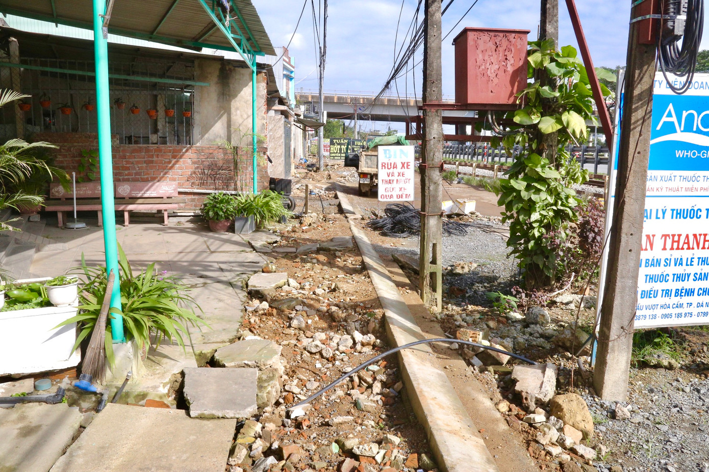 Dự án đầu tư xây dựng đường gom dọc đường sắt từ cầu vượt Hòa Cầm đến Cầu Đỏ được UBND TP. Đà Nẵng phê duyệt lần đầu vào ngày 25/10/2018 với chiều dài 1,2 km, tổng vốn đầu tư ban đầu 39 tỷ đồng. Dự án đầu tư xây dựng đường gom dọc đường sắt từ cầu vượt Hòa Cầm đến Cầu Đỏ được UBND TP. Đà Nẵng phê duyệt lần đầu vào ngày 25/10/2018 với chiều dài 1,2 km, tổng vốn đầu tư ban đầu 39 tỷ đồng.