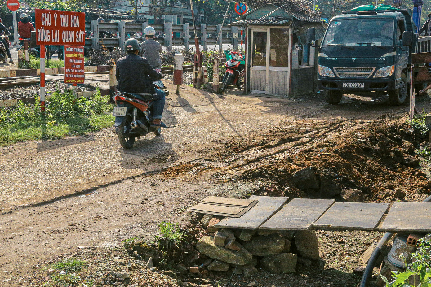 Theo người dân sống cạnh dự án, trời nắng bụi bặm, mưa thì bùn lầy khiến việc đi lại rất khó khăn. Gần cả năm nay, họ phải lót ván để đi lại vì nền nhà cao hơn mặt đường. Theo người dân sống cạnh dự án, trời nắng bụi bặm, mưa thì bùn lầy khiến việc đi lại rất khó khăn. Gần cả năm nay, họ phải lót ván để đi lại vì nền nhà cao hơn mặt đường.
