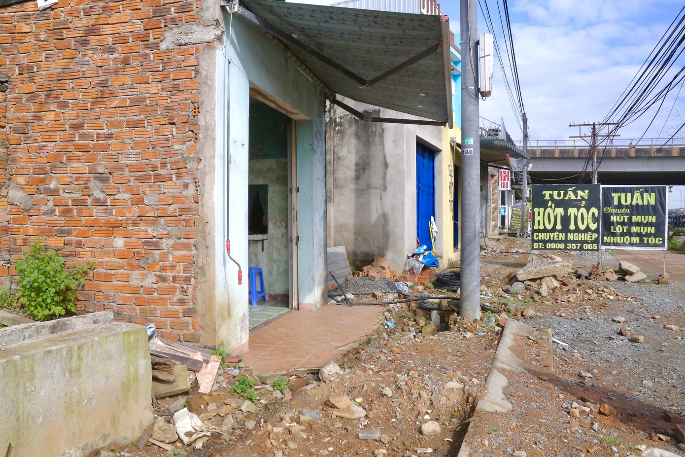 Ông Nguyễn Quang Vinh, Chủ tịch UBND quận Cẩm Lệ cho biết, quận đã phối hợp với các lực lượng chức năng thực hiện công tác giải phóng mặt bằng tại dự án. Nhưng hiện tại vẫn còn 3 trường hợp bị vướng mặt bằng. “Thời gian tới, quận sẽ xử lý dứt điểm, hoàn thiện thủ tục giải phóng mặt bằng để đơn vị thi công thực hiện dự án sớm nhất có thể”, ông Vinh cho biết. Ông Nguyễn Quang Vinh, Chủ tịch UBND quận Cẩm Lệ cho biết, quận đã phối hợp với các lực lượng chức năng thực hiện công tác giải phóng mặt bằng tại dự án. Nhưng hiện tại vẫn còn 3 trường hợp bị vướng mặt bằng. “Thời gian tới, quận sẽ xử lý dứt điểm, hoàn thiện thủ tục giải phóng mặt bằng để đơn vị thi công thực hiện dự án sớm nhất có thể”, ông Vinh cho biết.