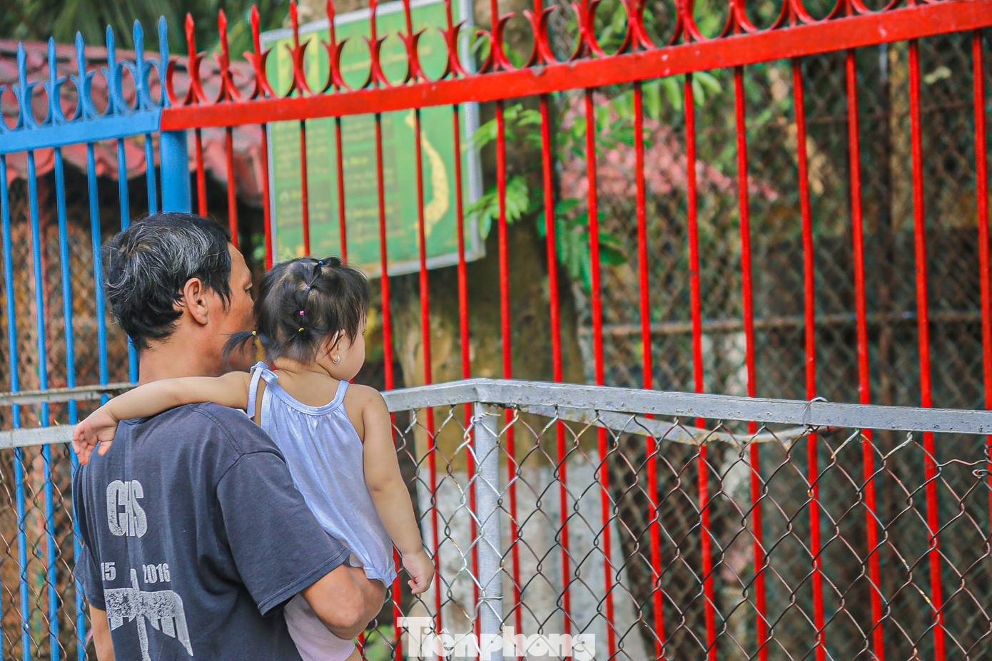 Anh Nguyễn Văn Sơn (trú ở quận Cẩm Lệ) cho biết: “Tôi thấy nuôi thú trong chuồng trại chật hẹp, xuống cấp như thế này thì chúng không thể phát triển và lanh lợi được. Trước đây tôi hay dẫn con mình đến xem vào mỗi cuối tuần, nhưng bây giờ lâu lâu mới đi vì không còn hứng thú nữa”.