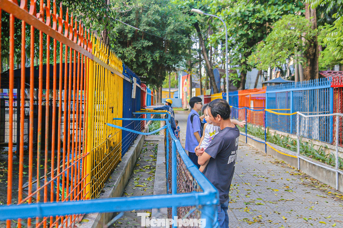 Tuy là dịp cuối tuần nhưng vườn thú đìu hiu, ít khách tham quan.