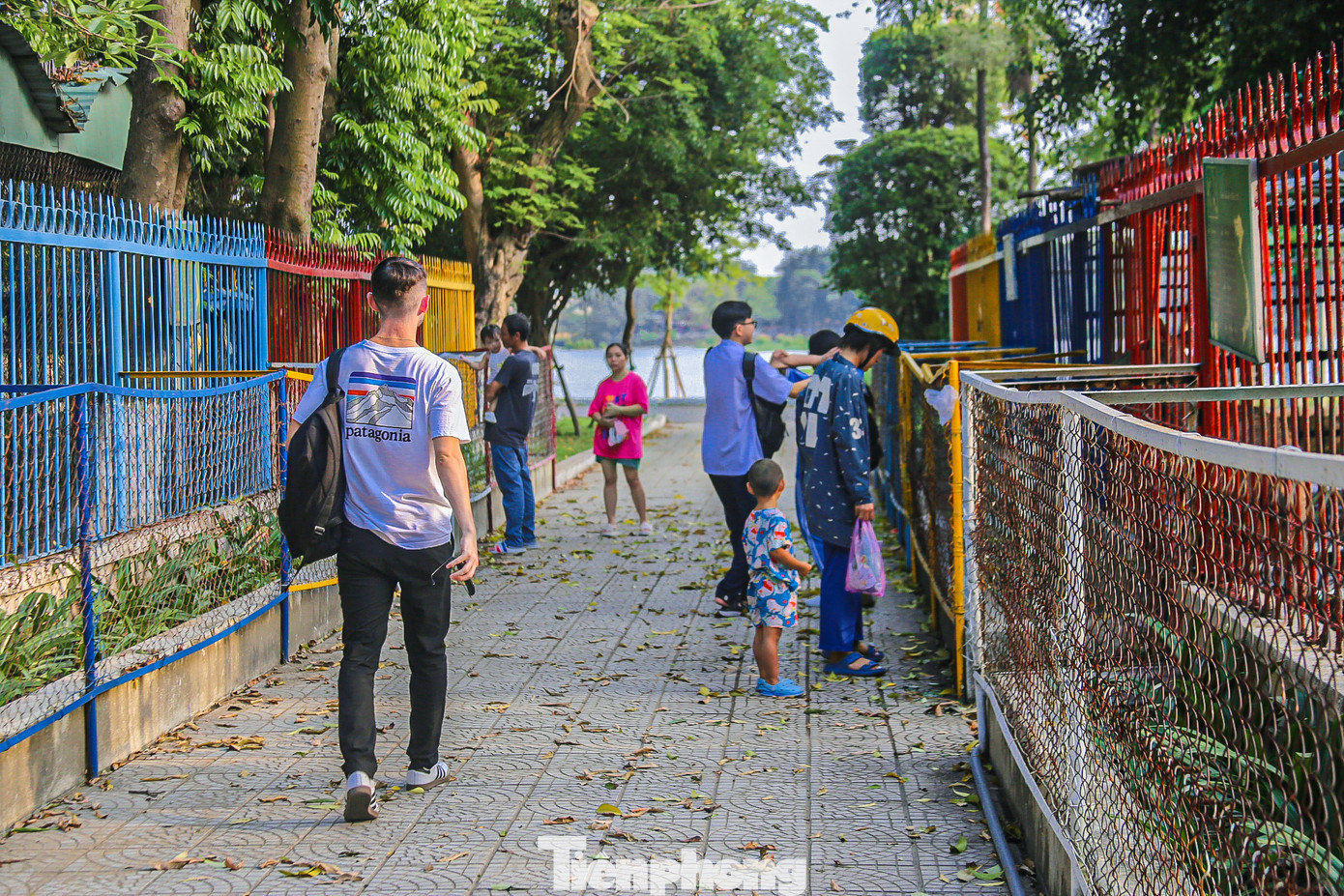 Tuy là dịp cuối tuần nhưng vườn thú đìu hiu, ít khách tham quan.