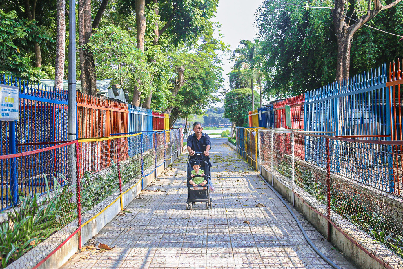 Dẫn cháu đi dạo, ông Nguyễn Tri, người dân sống cạnh vườn thú, cho biết: Đây là vườn thú lâu đời nhất ở Đà Nẵng và là nơi gắn liền với ký ức của nhiều người dân tại đây. “Tôi sống cạnh vườn thú từ khi được thành lập, đến nay đã hơn 40 năm rồi. Lúc trước số lượng thú nhiều lắm nhưng giờ chúng chết dần, chỉ còn lèo tèo vài con. Nhìn những con thú còn lại ủ rũ, èo uột tôi cũng thấy xót”, ông Tri nói.