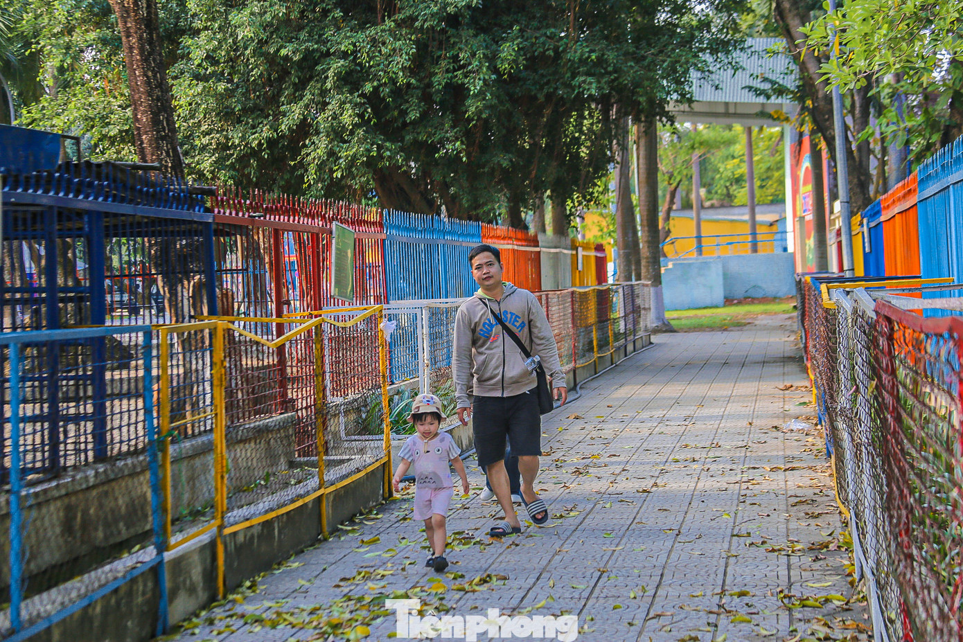 Theo ghi nhận của phóng viên, sở thú ngày càng đìu hiu, ảm đạm do không được chỉnh trang, sửa chữa. Nhiều người không còn hứng thú vào xem khi đi ngang qua đây.