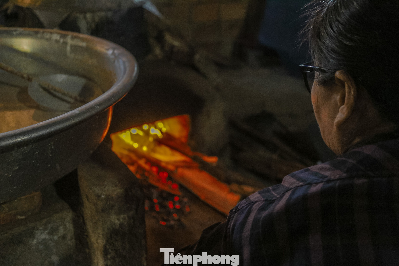 Các lò bánh tráng tại thôn Túy Loan những ngày sát Tết đỏ lửa xuyên ngày, đêm để kịp phục vụ thị trường Tết.