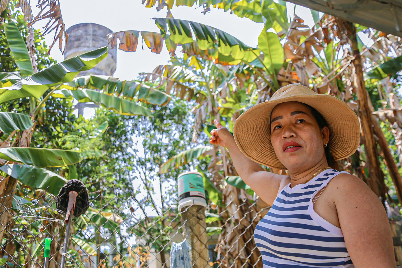 Sống ngay cạnh bồn chứa nước nhưng gia đình bà Phượng vẫn thiếu nguồn nước sinh hoạt.