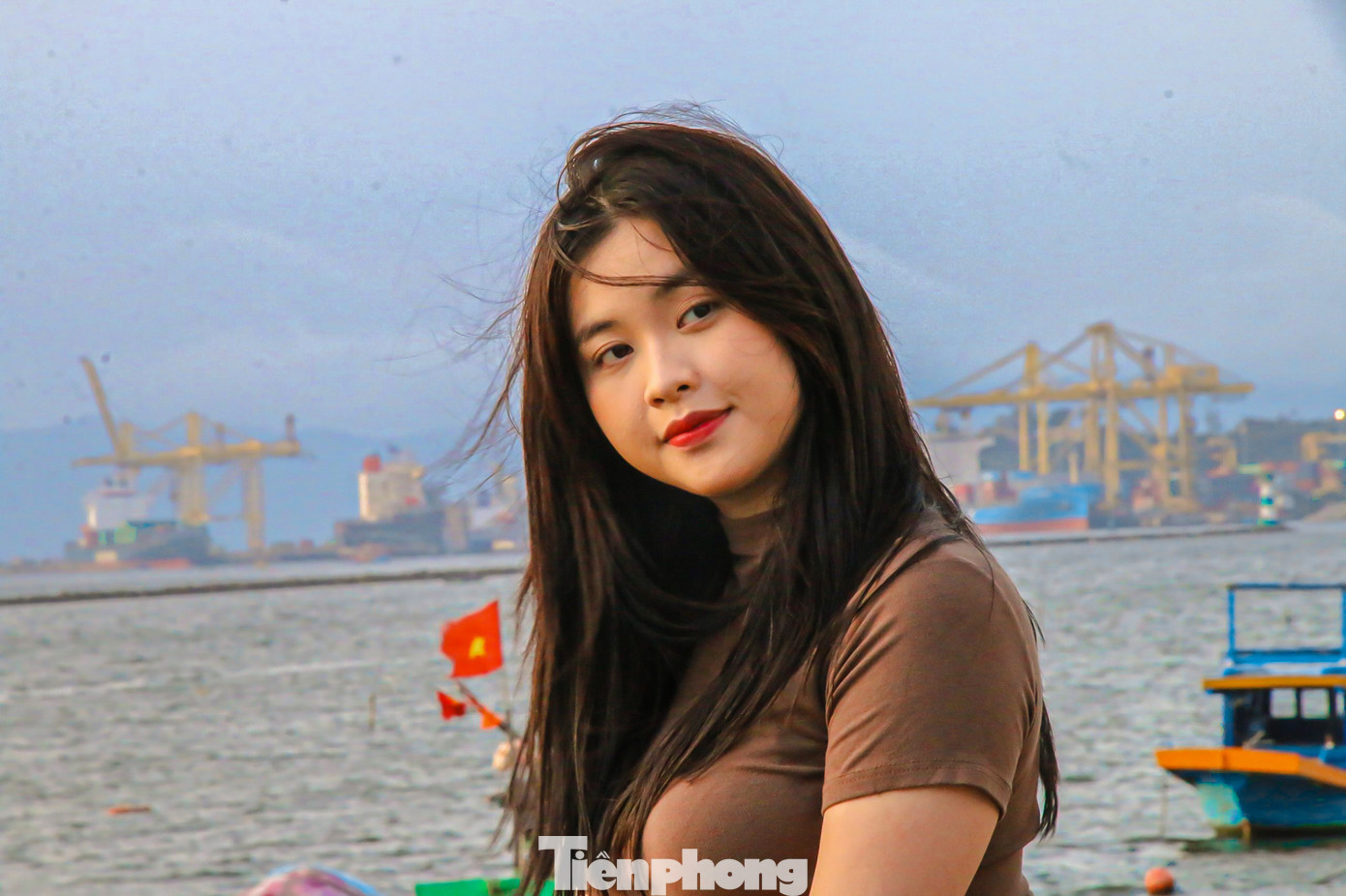 Ngồi trên bờ sông Hàn thơ mộng nhiều bạn trẻ tranh thủ check-in với ánh hoàng hôn cuối chiều.