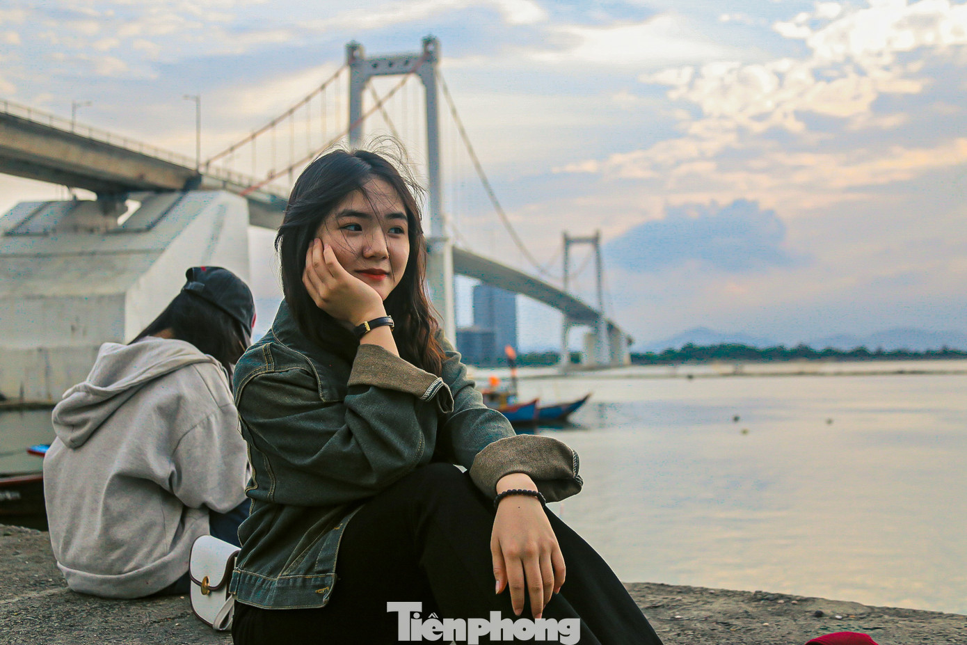 “Từ trước tới nay em ngắm hoàng hôn rất nhiều nơi nhưng đây là nơi đẹp nhất em từng đến. Dù đã tới từ rất sớm nhưng vẫn không dành được chỗ ngồi bởi lượng người đến đây rất đông. Tuy nhiên, em cũng đã chụp được những tấm hình đẹp”, bạn Trần Thị Thu (sinh viên Trường Đại học Duy Tân) cho biết.