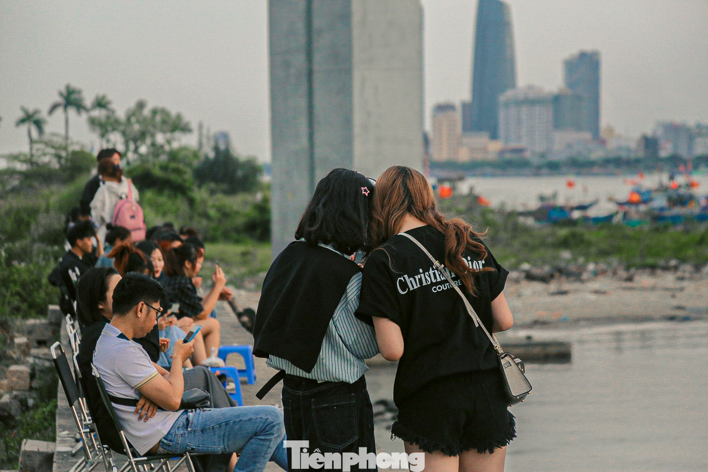 Nhiều vị trí đẹp, thuận lợi để ngắm hoàng hôn đều được các bạn trẻ “xí” chỗ từ trước.