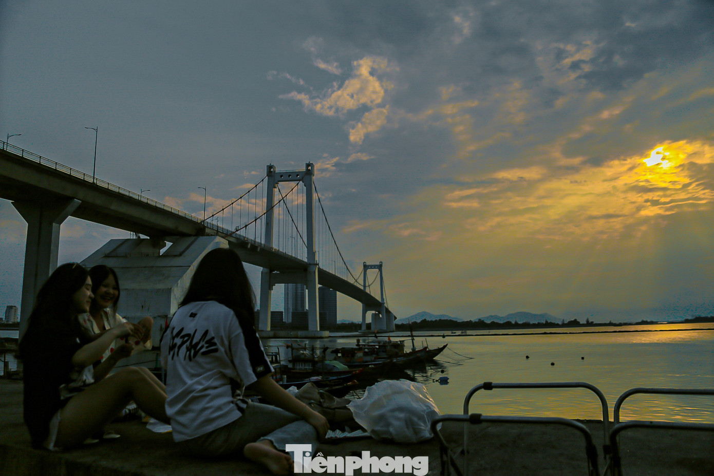 Nhiều bạn trẻ đang thích thú ngắm hoàng hôn, cùng nhau thưởng thức vẻ đẹp say đắm lòng người.