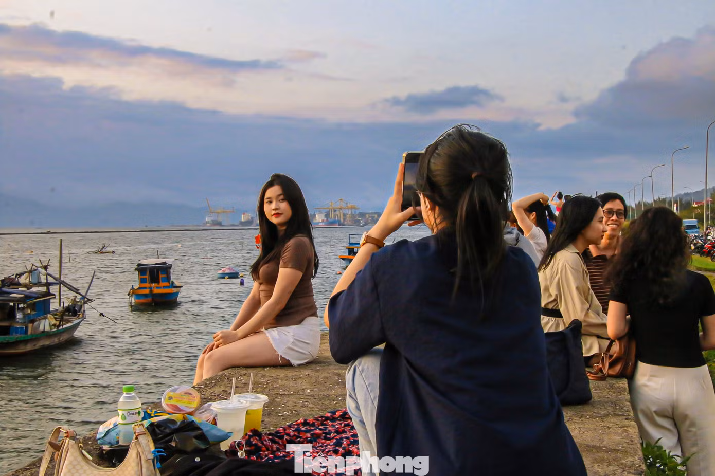 Ngồi trên bờ sông Hàn thơ mộng nhiều bạn trẻ tranh thủ check-in với ánh hoàng hôn cuối chiều.