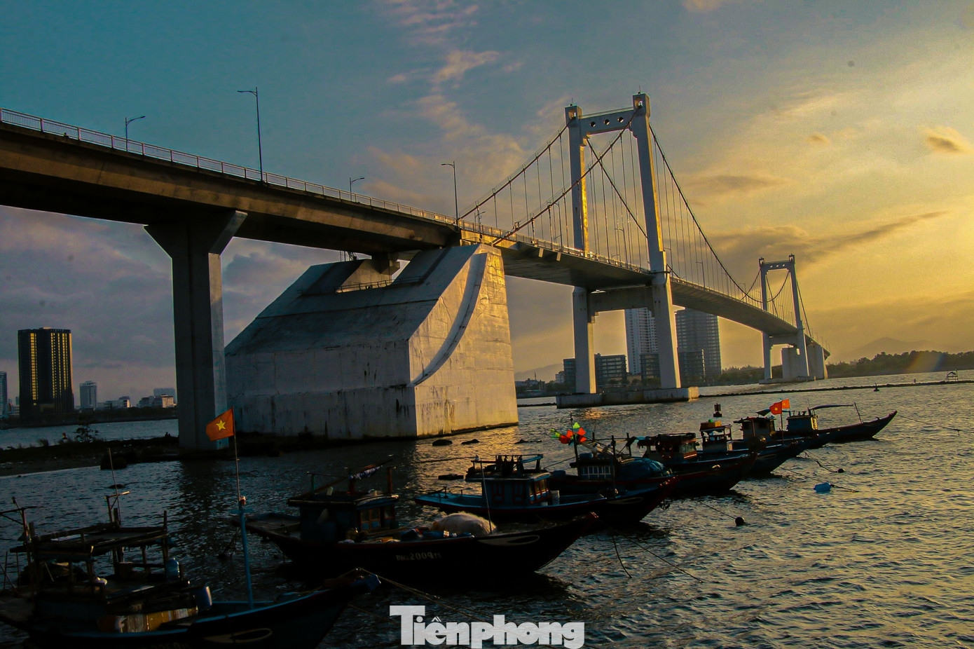 Cầu Thuận Phước là cây cầu treo võng dài nhất Việt Nam với chiều dài 1.856m, bắc qua hai bờ sông Hàn, nối quận Sơn Trà và Hải Châu (TP. Đà Nẵng). Vào mỗi buổi chiều, khi hoàng hôn buông xuống, cầu Thuận Phước lại trở nên lung linh, huyền ảo khiến giới trẻ mê mẩn.