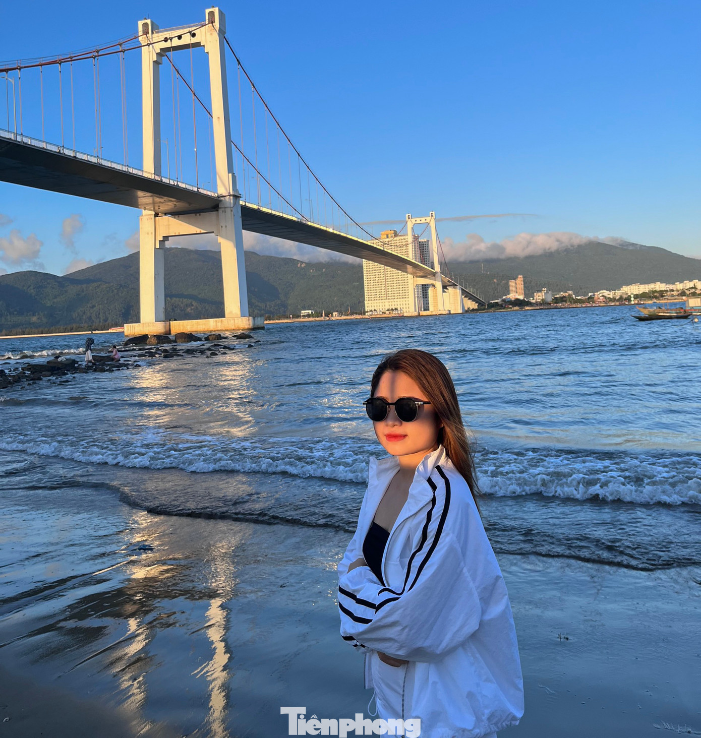 Bạn Nguyễn Thùy Trinh (trú quận Cẩm Lệ) chia sẻ: “Em và bạn đã đến đây nhiều lần trước đó, mỗi lần stress hay căng thẳng bọn em đều rủ nhau đến đây để thư giản, ngắm hoàng hôn. Thật sự với khung cảnh thơ mộng, lãng mạn như thế này nếu không đến thì tiếc lắm”.