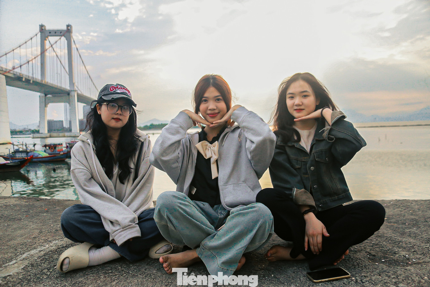 Ngồi trên bờ sông Hàn thơ mộng nhiều bạn trẻ tranh thủ check-in với ánh hoàng hôn cuối chiều.