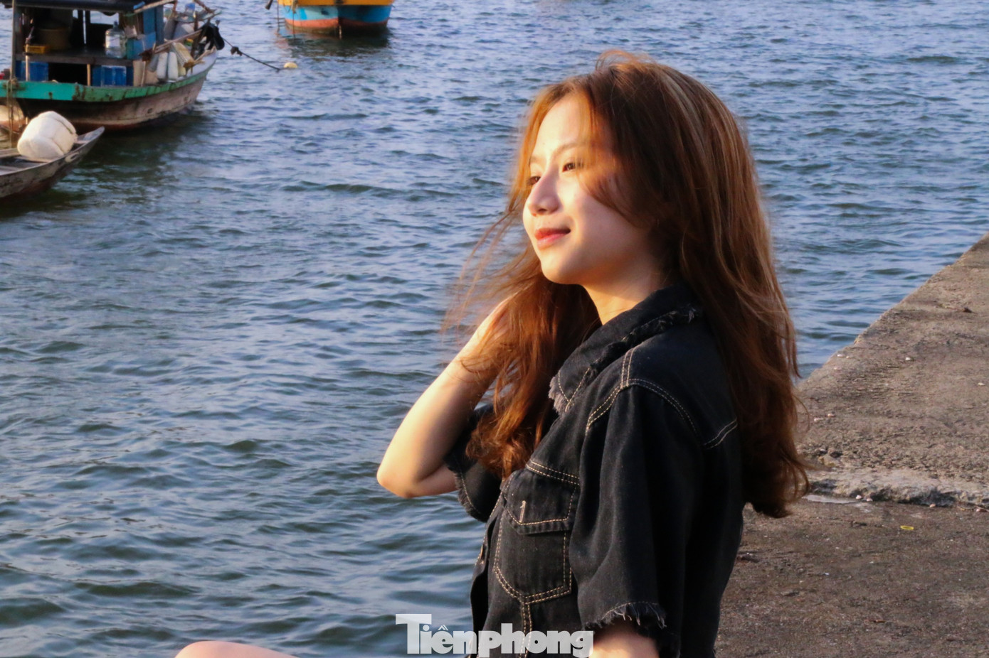 Ngồi trên bờ sông Hàn thơ mộng nhiều bạn trẻ tranh thủ check-in với ánh hoàng hôn cuối chiều.