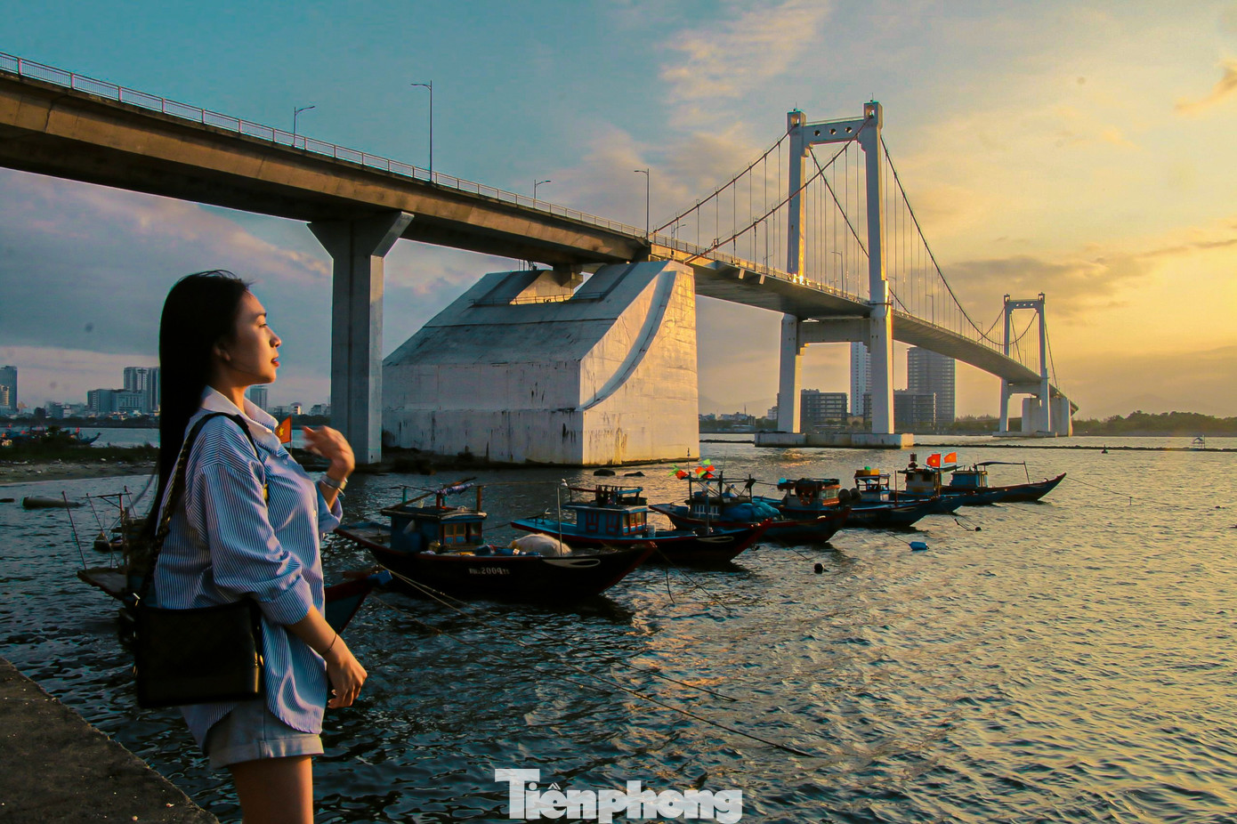 Nhiều bạn trẻ đang thích thú ngắm hoàng hôn, cùng nhau thưởng thức vẻ đẹp say đắm lòng người.