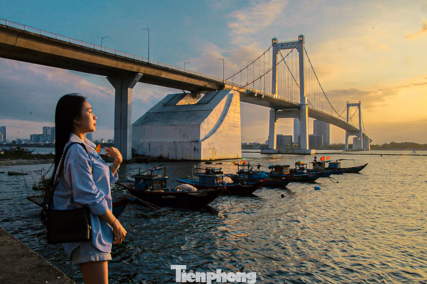 Nhiều bạn trẻ đang thích thú ngắm hoàng hôn, cùng nhau thưởng thức vẻ đẹp say đắm lòng người.