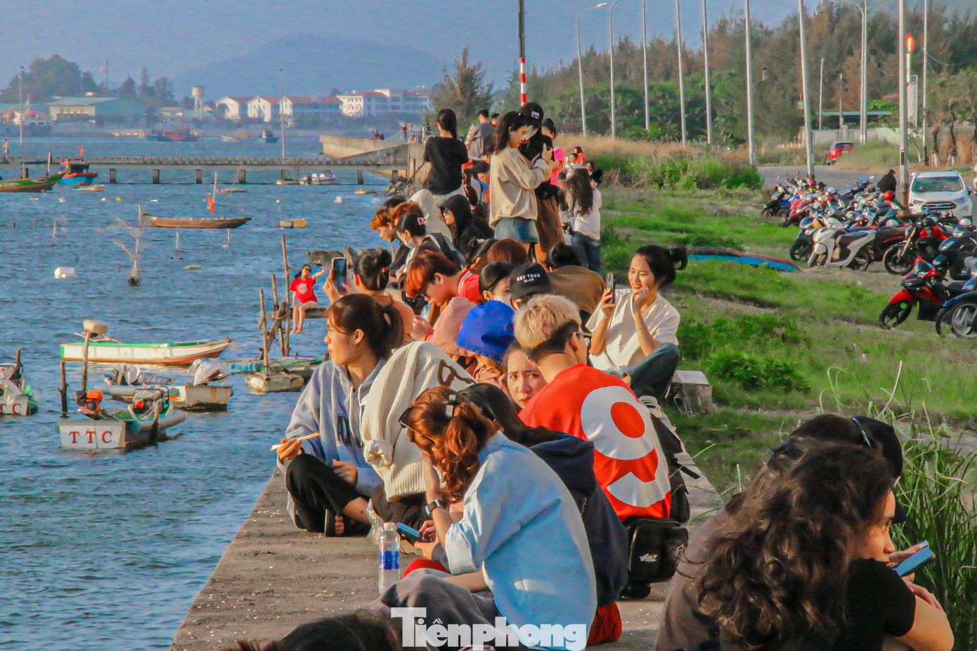 Ghi nhận của phóng viên, hàng trăm bạn trẻ có mặt dưới chân cầu Thuận Phước từ rất sớm để cùng nhau chụp ảnh, check-in dưới ánh hoàng hôn cực chill này.