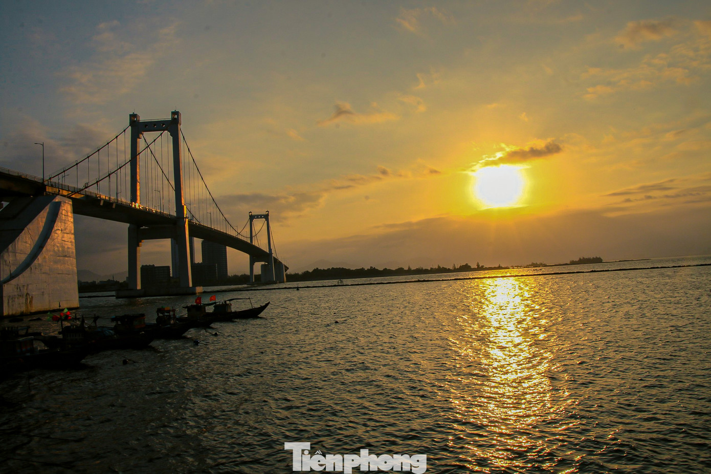 Cuối giờ chiều, khi hoàng hôn buông xuống sát mặt sông là lúc cả bờ sông Hàn vàng rực tạo nên khung cảnh tuyệt đẹp, lãng mạn.