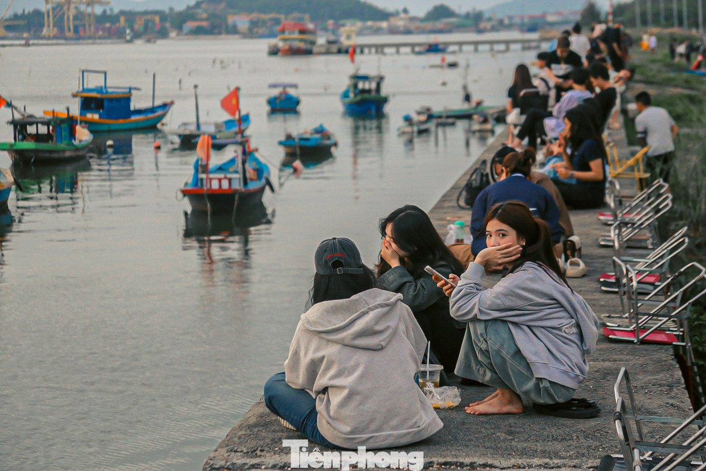 Nhiều vị trí đẹp, thuận lợi để ngắm hoàng hôn đều được các bạn trẻ “xí” chỗ từ trước.