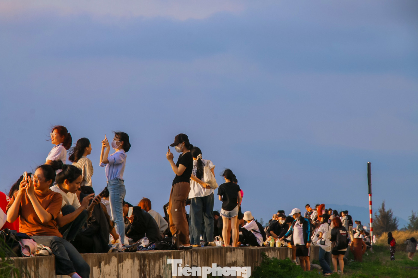 Ghi nhận của phóng viên, hàng trăm bạn trẻ có mặt dưới chân cầu Thuận Phước từ rất sớm để cùng nhau chụp ảnh, check-in dưới ánh hoàng hôn cực chill này.