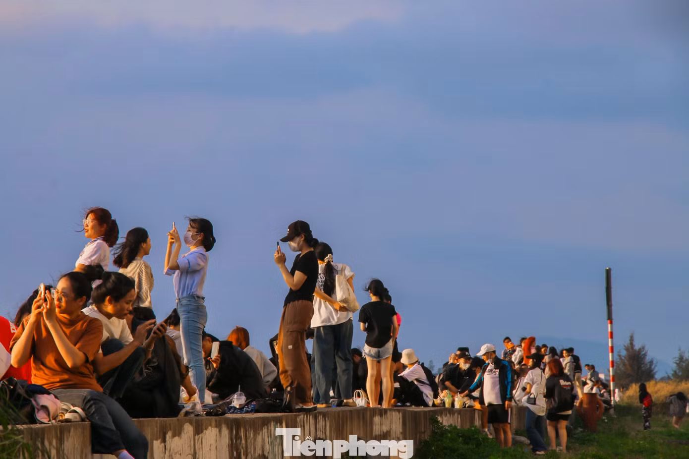 Ghi nhận của phóng viên, hàng trăm bạn trẻ có mặt dưới chân cầu Thuận Phước từ rất sớm để cùng nhau chụp ảnh, check-in dưới ánh hoàng hôn cực chill này.
