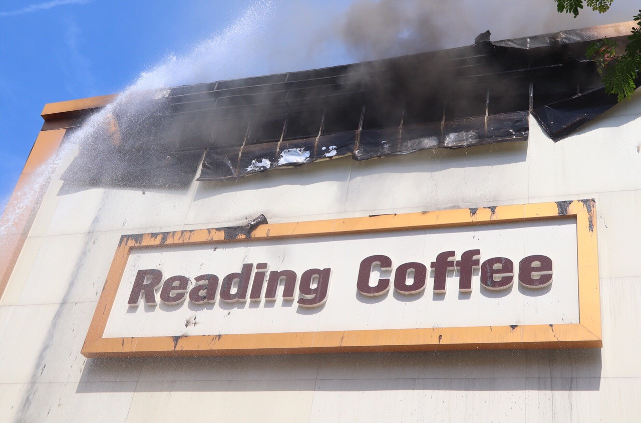 Tầng 3 quán cà phê bị lửa thiêu rụi. Tầng 3 quán cà phê bị lửa thiêu rụi.