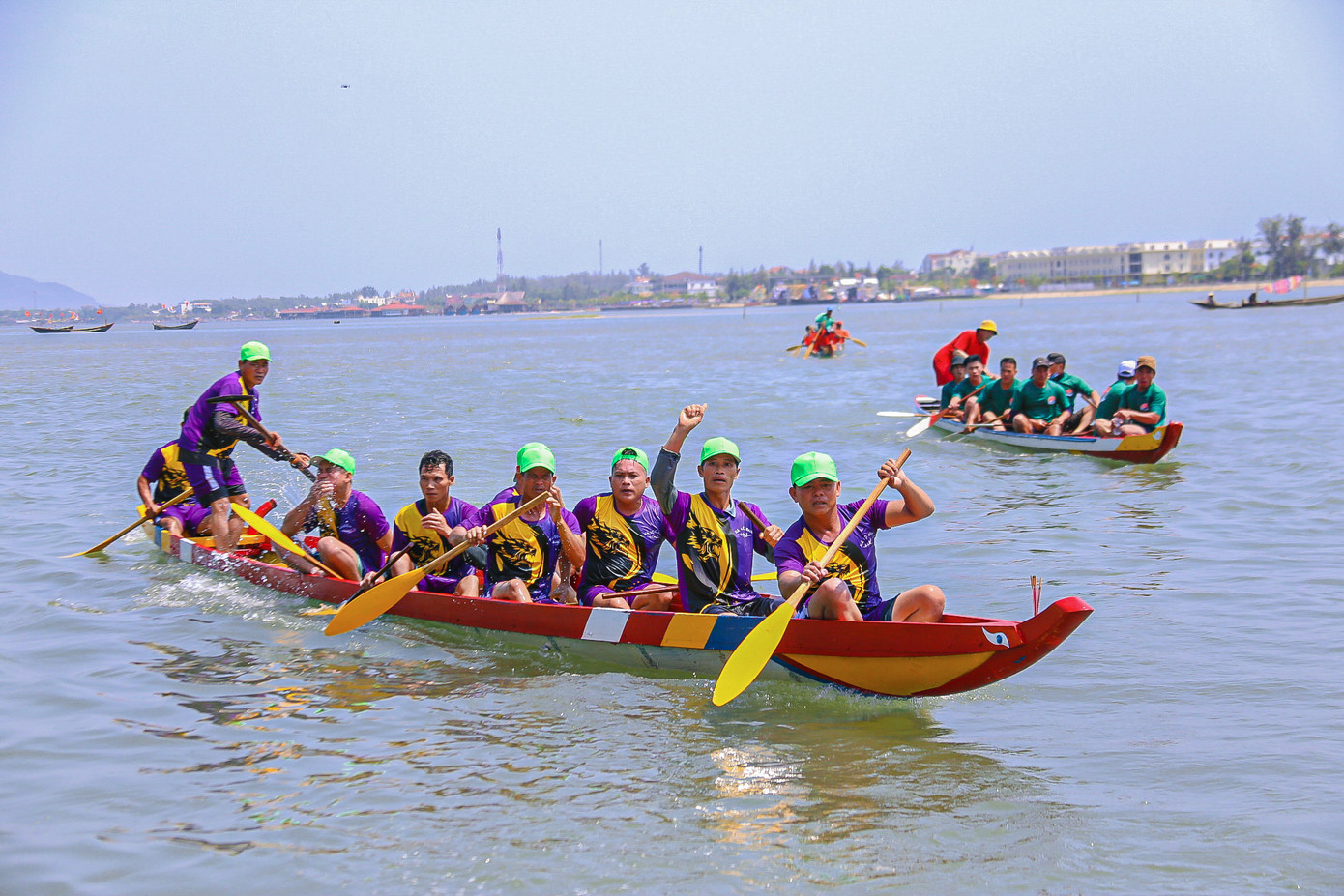 Các đội đua bứt tốc về đích và vui mừng trong chiến thắng.