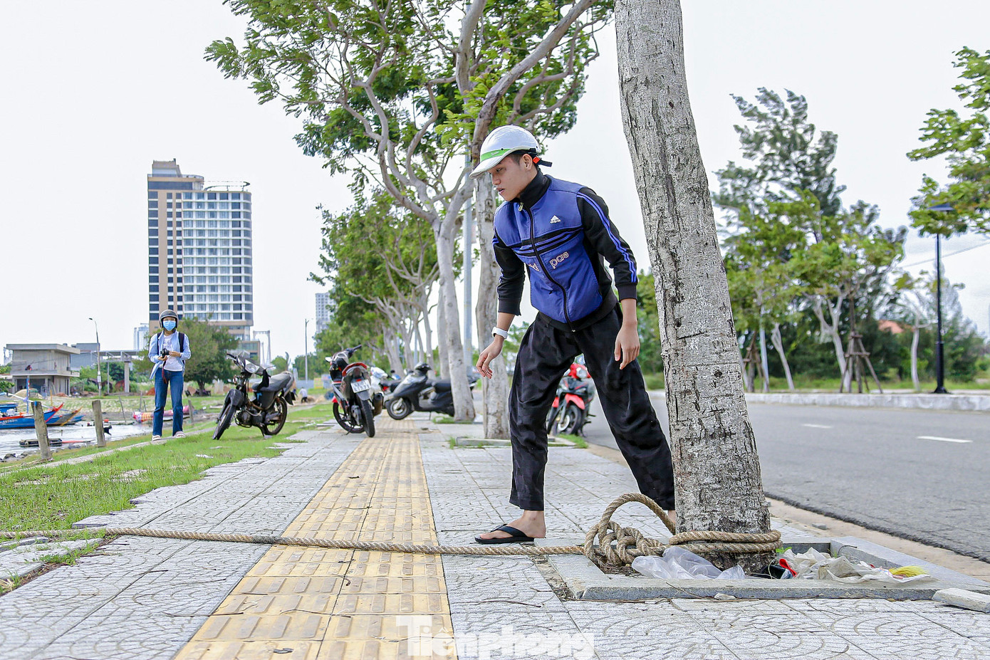 Không khí khẩn trương tại âu thuyền Thọ Quang. Không khí khẩn trương tại âu thuyền Thọ Quang.